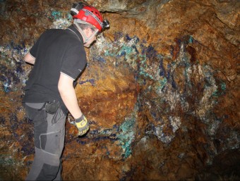 Rosell, a l'interior de la mina de les Farreres, mostrant una de les zones d'extracció. ACN