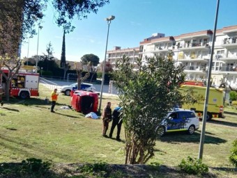 Els serveis d'emergència ahir al matí atenent l'accident a la sortida de l'urbanització de Santa Susanna EL PUNT AVUI