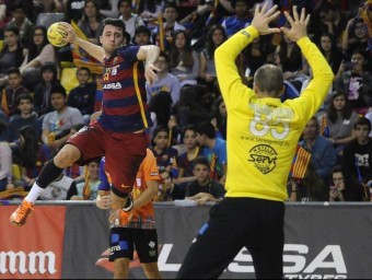 Aitor Ariño , amb 8 gols, va aixecar les passions dels joves aficionats que van omplir ahir les grades del Palau Blaugrana FCB 
