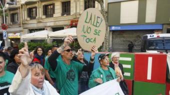 Mobilització de protesta dilluns passat davant de la seu del PP a Barcelona per fer pressió perquè la llei contra la pobresa energètica no sigui portada al TC ORIOL DURAN
