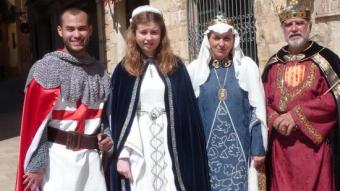 Sant Jordi i la princesa són Sebastian Ospina i Mireia Moix, Anna Clofen, és la reina i Josep Sanahuja, el rei. M.J.R