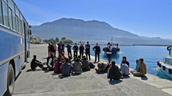 Agents de la Guarda Costera grega ajuden els nàufrags a desembarcar, al port de Kalamata EFE