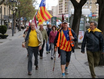 Otto Ozols -amb gorra i al centre del grup- en la seva arribada ahir al centre de Girona MANEL LLADÓ