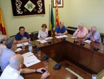 El ple de Palau saverdera en una imatge d'arxiu amb l'alcaldessa Isabel Cortada -al centre- i Narcís Deusedas -segons per la dreta- a l'oposició MANEL LLADÓ