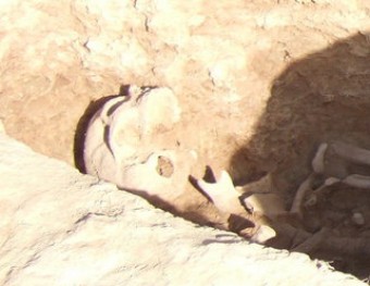 Una de les deu tombes que s'han localitzat al nucli de Gaià; totes estan excavades a la roca, resseguint la forma del cos humà CARMINA OLIVERAS