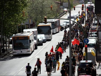 Estudiants de la UAB passant per la N-150 al seu pas per Ripollet i Cerdanyola durant la marxa contra el 3+2 fins al Parlament ACN
