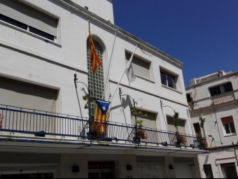 La bandera espanyola no oneja en aquests moments a l'edifici de l'ajuntament de Premià de Mar. MIREIA BUISAN