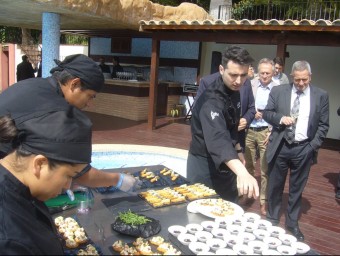 El xef Fran López mostra alguns dels plats que preparen a Villa Retiro. L.M