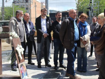 Moment de l'ofrena floral al monument a les víctimes a Montcada i Reixac AJ. MONTCADA