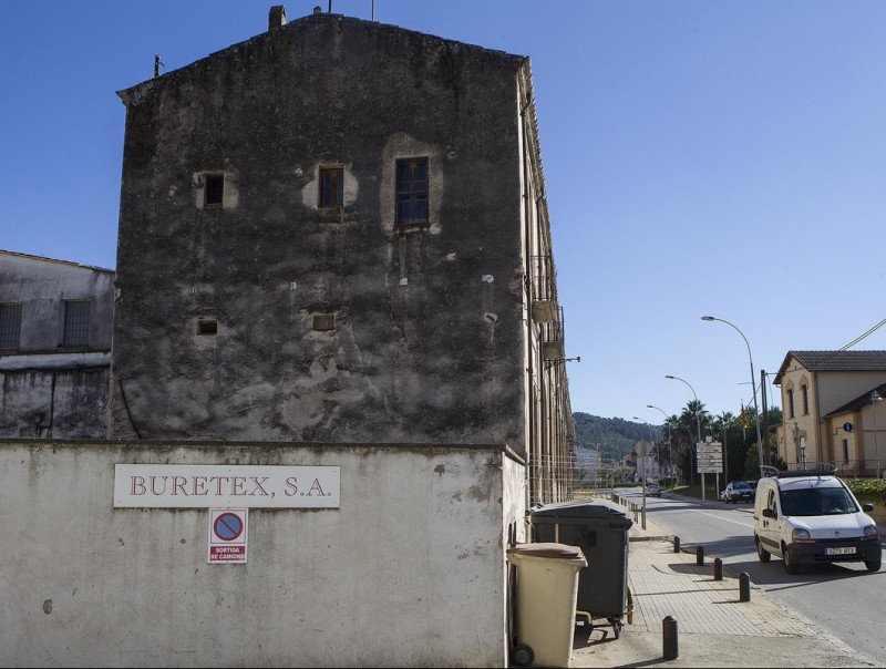 Una imatge d'arxiu de l'exterior de la Burés d'Anglès, a tocar del carrer de les Fàbriques JORDI RIBOT / ICONNA