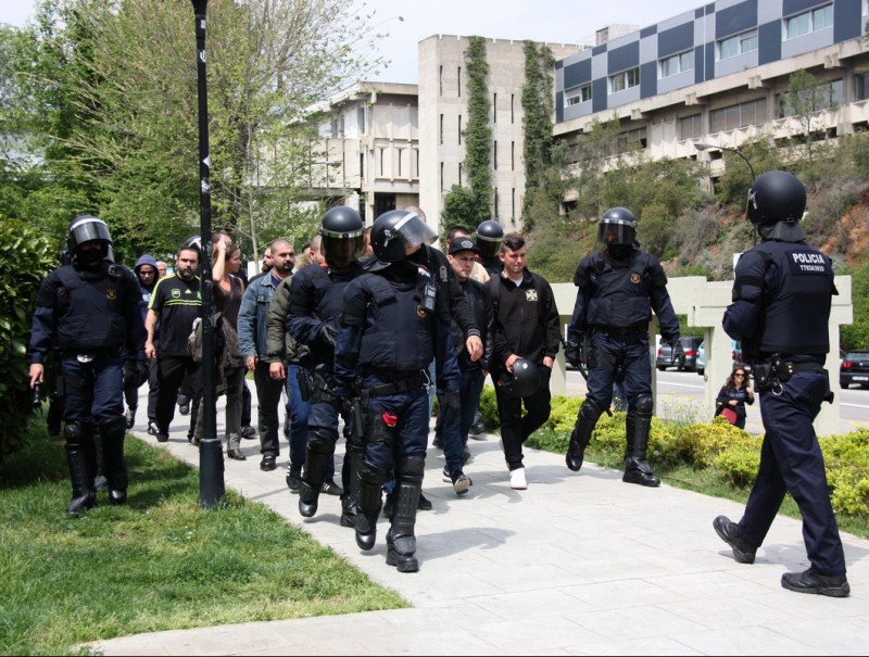 Agents dels Mossos escorten el grup d'ultres a fora del campus, aquest divendres a Bellaterra ACN