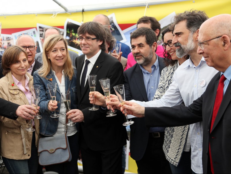 Els grans dirigents independentistes, encapçalats pel president Puigdemont, van fer el brindis per la república ELISABETH MAGRE