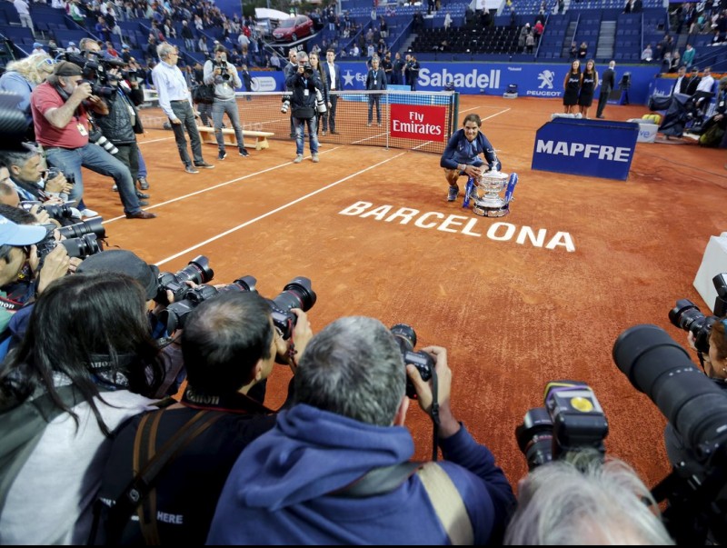 Els fotògrafs immortalitzen Nadal amb el trofeu Comte de Godó després de derrotar Nishikori ALBERT GEA / REUTERS