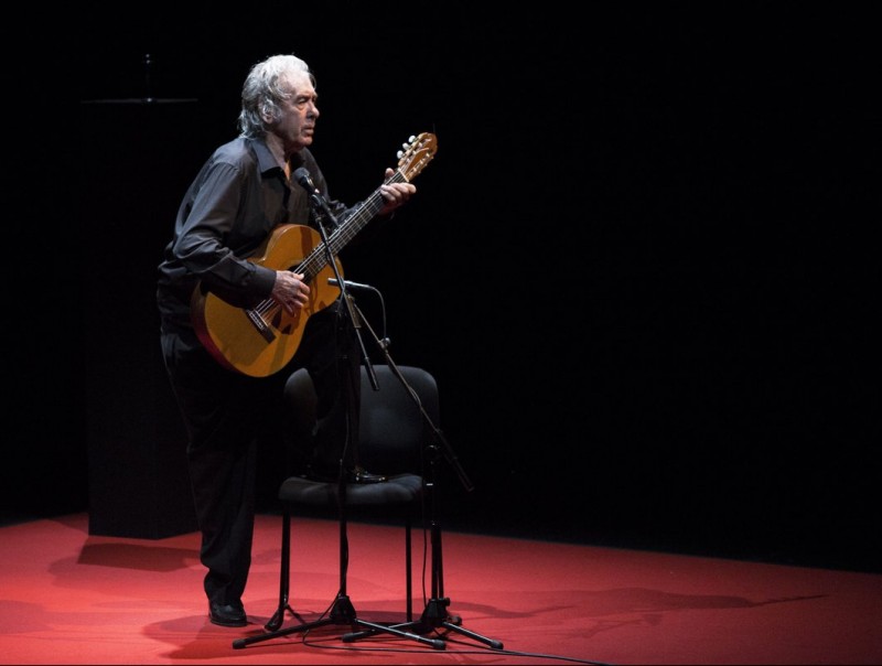 Paco Ibañez toca en un concert en el Teatre Nacional de Barcelona a finals del 2014 en una imatge d'arxiu ALBERT SALAMÉ