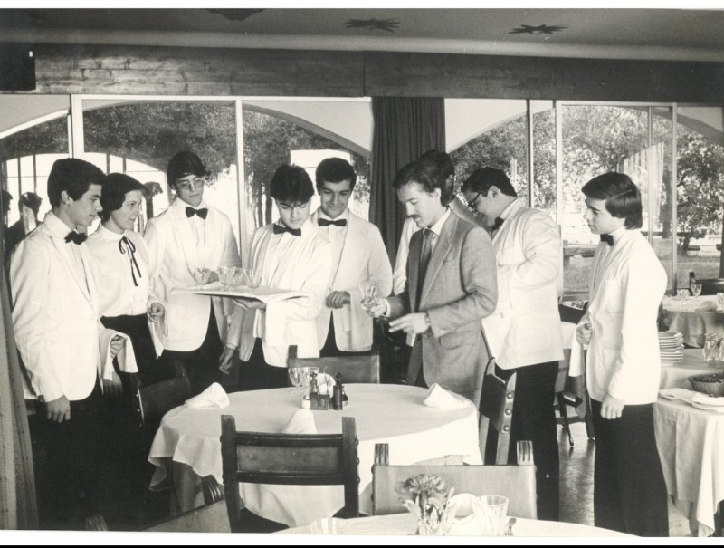 Imatge antiga d'alumnes de l'Hotel-Escola de Sant Pol que avui celebra els 50 anys de funcionament H-E SANT POL
