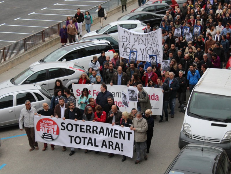 La capçalera de la manifestació d'ahir a la tarda a Montcada i Reixac que va aplegar unes 2.000 persones AJ. MONTCADA