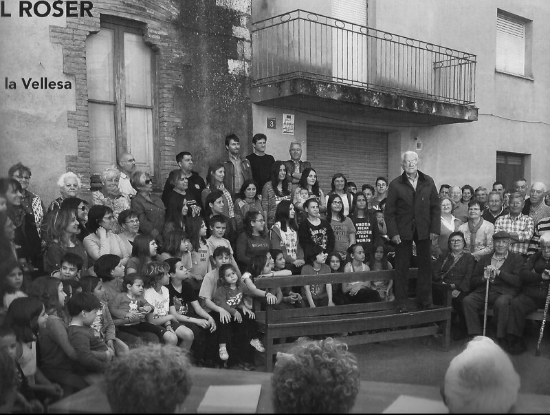 El cartell del centenari recrea una foto de l'Homenatge a la Vellesa de 80 anys enrere. L'home dret al banc, Joan Portas, era un dels nens de la foto original. JOSEP MASDEVALL