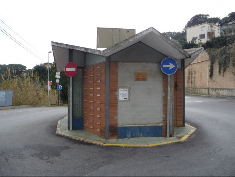 La caseta postal de les Ginesteres es troba just a l'entrada d'aquesta urbanització d'Argentona i una part dels veïns volen conservar-la com a punt de trobada. LLUÍS ARCAL