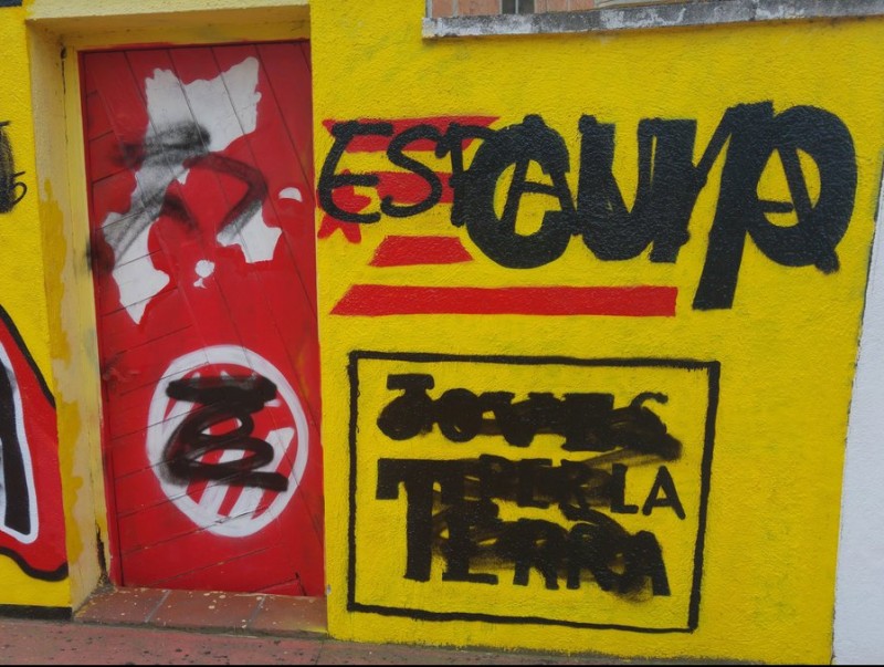 Un dels murals pro independència fotografiat aquesta setmana que hi ha a la carretera N-II de Pineda. T.M