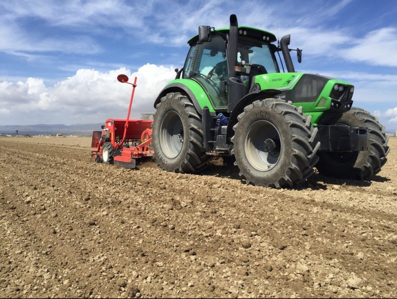 Els pagesos han avalant els avantatges de la sembra d'arròs en sec. L.BERTOMEU / L'EBRE