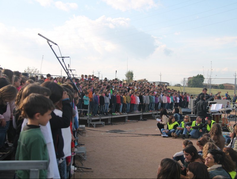 Un momento de la cantada amb els 800 escolars a l'escenari G.FREIXA