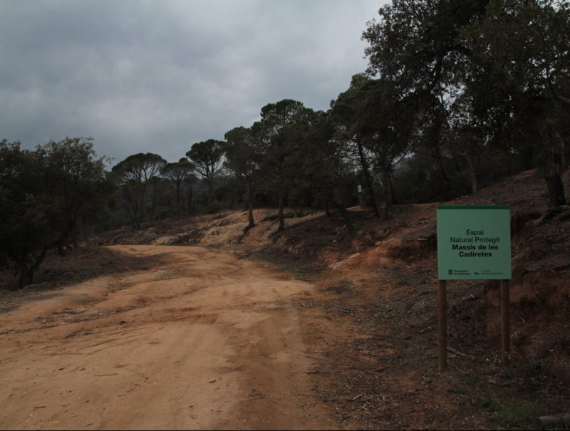 El rètol que senyalitza l'inici de la zona PEIN del Massís de l'Ardenya i Cadiretes, a la pista eixamplada i desbrossada entre la Casa Nova i Sant Benet, a Sant Feliu de Guíxols E.A