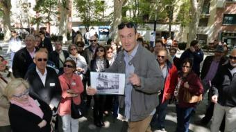Nik Duserm ,al centre del grup i donant explicacions durant la parada a la Rambla de la visita guiada “la Guerra civil a Figueres” MANEL LLADÓ