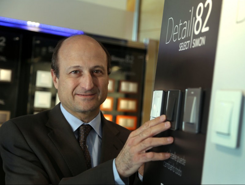 Luís Lopezbarrena, director general de Simon, amb els productes més identificatius del grup: els seus interruptors i endolls.  Quim Puig