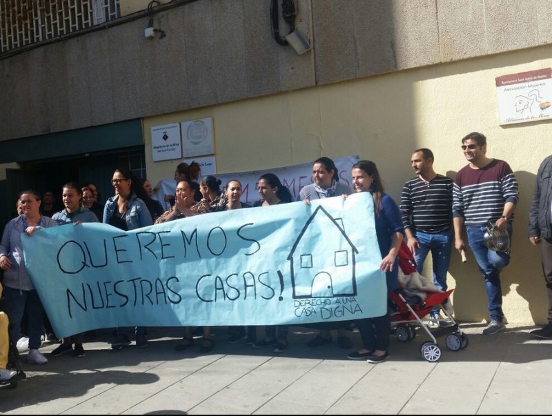 Protesta que ahir van fer les famílies que esperen un pis social concedit el setembre pel consorci de la Mina. P.J