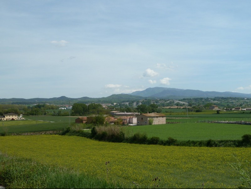 Paisatge natural al sud de Vic, vist des del barri de la Serra de Sanferm amb Santa Eugènia al fons de tot A.A