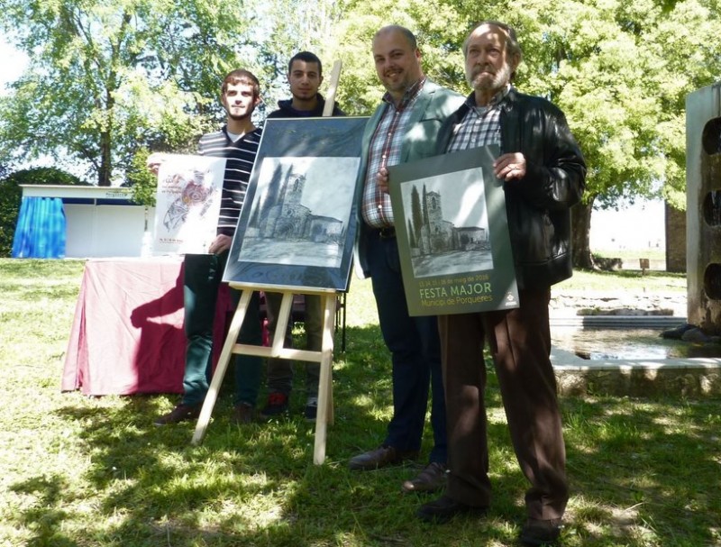 Membres de la comissió de festes, l'alcalde i l'autor del cartell, en la presentació del programa. R. E