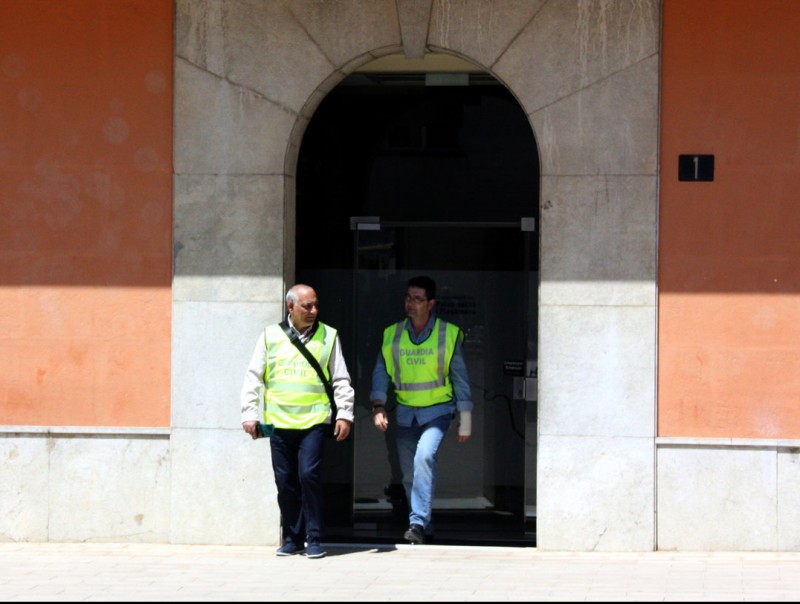Agents de la Guàrdia Civil surten de l'Ajuntament de Palau-solità i Plegamans, aquest dimecres al migdia ACN
