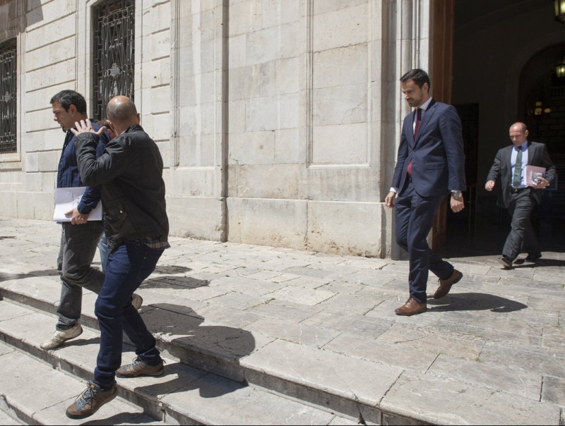 Agents de la Guàrdia Civil i personal judicial, sortint de l'ajuntament de Tarragona, després de l'escorcoll TJREK