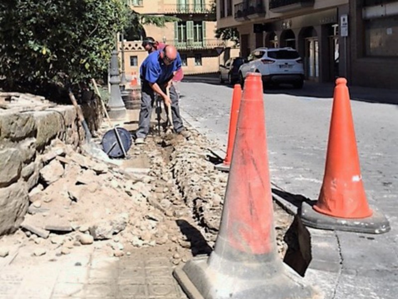 Obres de la rasa a la plaça Sant Roc de Solsona. EPA