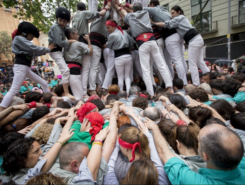 Els Castellers de Sants , van fer la nova pinya amb els braços aixecats, a l'actuació d'ahir ALBERT SALAMÉ