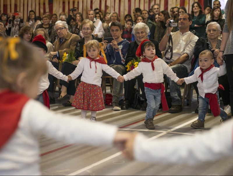 La mostra de danses tradicionals que van oferir els alumnes de la llar d'infants i de l'escola en motiu de la festa de la vellesa. GLÒRIA SÀNCHEZ / ICONNA