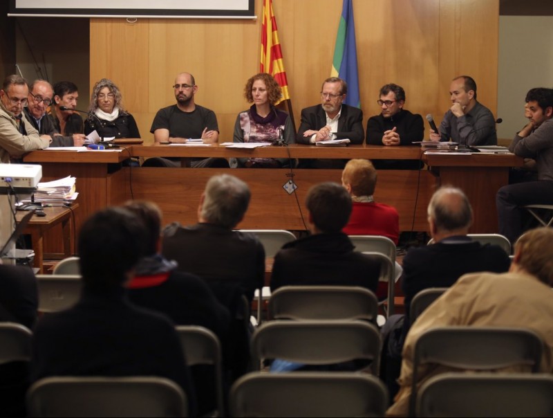 La batllessa d'Anglès, Àstrid Desset (CDC), al centre de la taula, i la resta d'edils, al ple d'octubre QUIM PUIG