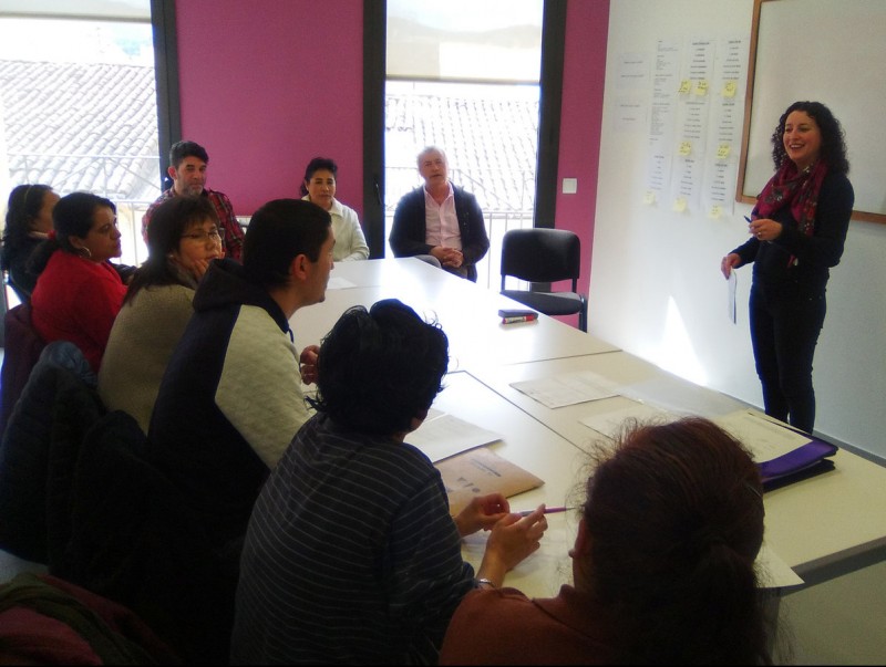 Els participants al taller d' acompanyament al dol migratori durant una de les tres sessions que van fer MANCOMUNITAT LA PLANA