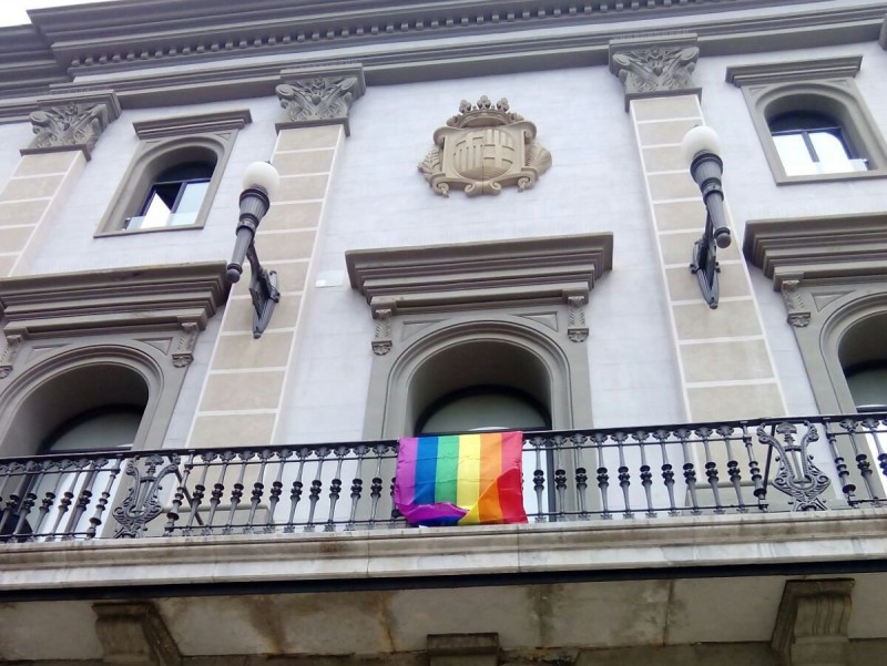 La bandera irisada, al balcó de l'Ajuntament d'Igualada. Òscar López