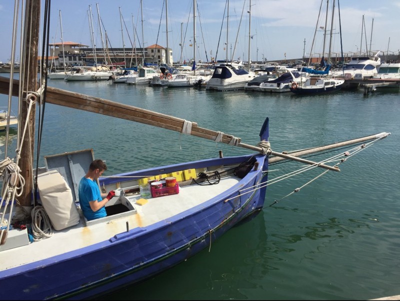 Alumnes de l'Aula de Mar treballant aquesta setmana en la reparació de la darrera incorporació, el Sa Rata, que avui es podrà visitar E.F