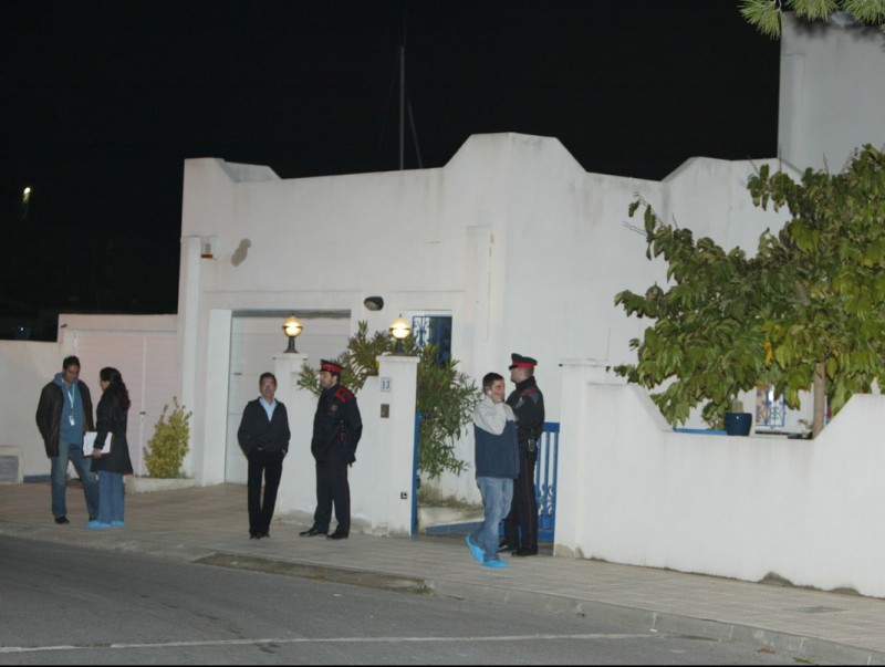 Els Mossos d'Esquadra costudiant el domicili on van passar els fets, que es van registrar el 12 de novembre del 2015 TURA SOLER