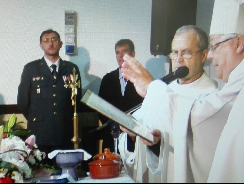 El guàrdia Torregrosa, de cares d'uniforme, en una missa amb el bisbe a la comandància TURA SOLER