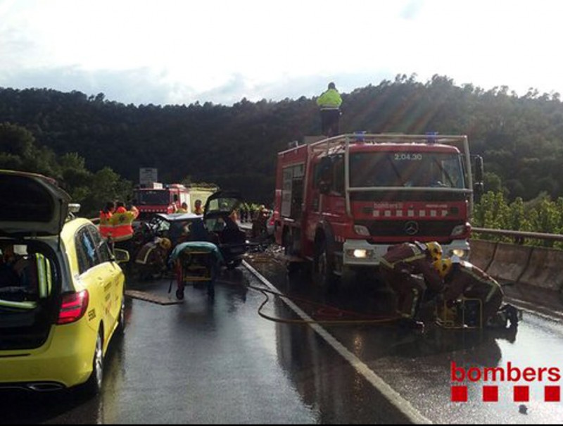 L'accident es va originar al punt quilomètric 722 de la carretera N-II, que va quedar tallada en els dos sentits de la marxa. ACN