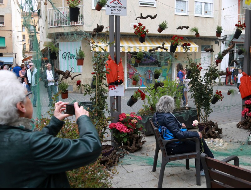 Un dels visitants de la fira fotografiant l una de les moltes composicions florals que s'han presentat. MANEL LLADÓ