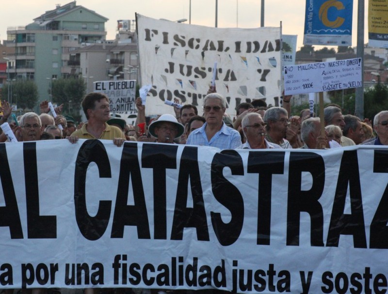 Manifestació de veïns a Cunit l'any 2009 contra l'augment del preu de l'IBI que va impulsar l'anterior govern socialista per fer front a la despesa municipal.