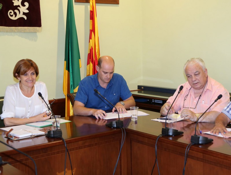 Una imatge d'arxiu del ple de Palau saverdera amb a l'esquerra, Isabel Cortada (GdP-AM), alcaldessa, i el seu predecessor Narcís Deusedas (CiU), primer per la dreta MANEL LLADÓ