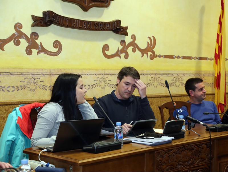 Jennifer Gallardo, a l'esquerra, al costat de l'alcalde, Joan Ramon Veciana, i Albert Molas (CDC), al ple de gener M. LL