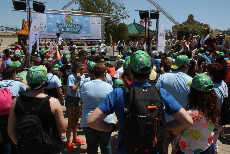 Prop de 10.000 persones “es posen la gorra” a Port Aventura en solidaritat  amb els infants amb càncer | ACN | Vila-seca | Societat | El Punt Avui