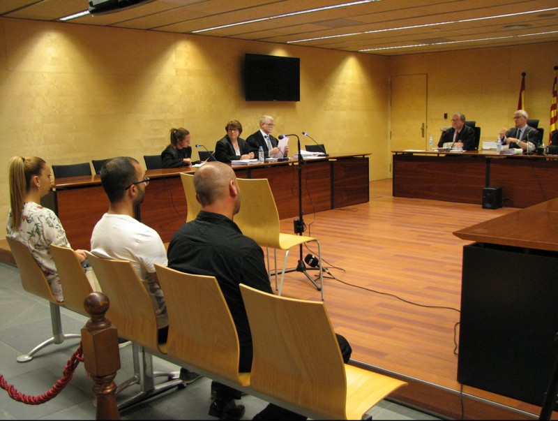 Els acusats durant la celebració del judici, a la secció 4ª de l'Audiència de Girona Ò. PINILLA