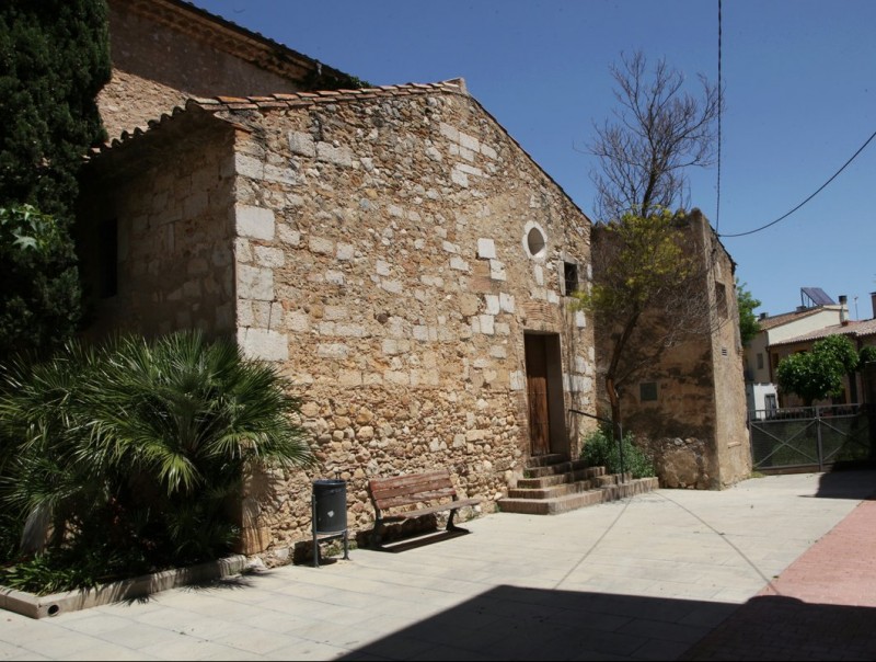 L'edifici de la rectoria està situat al centre del nucli antic del poble JOAN SABATER